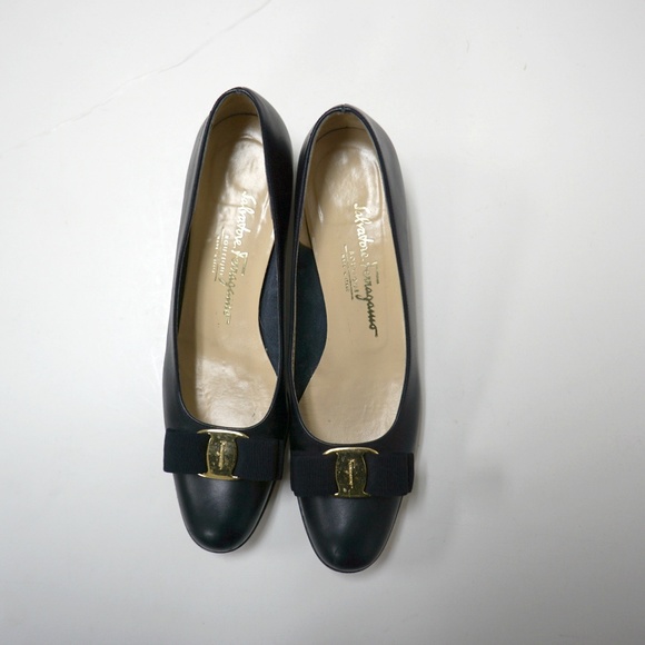 Salvatore Ferragamo black leather pumps . 9.5 4A